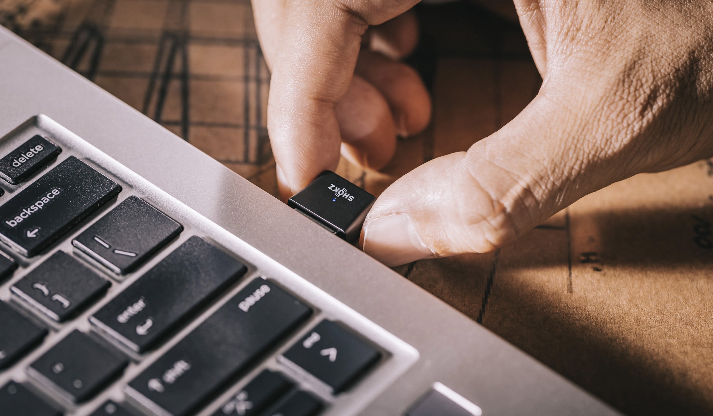 Shokz Loop 100 USB-A ワイヤレスアダプタ | 骨伝導ヘッドセットは