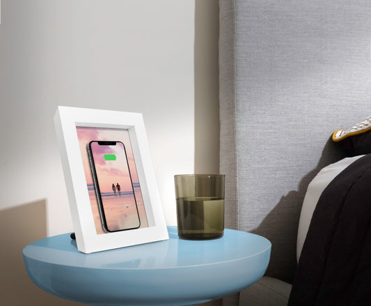 ワイヤレス充電器内蔵フォトフレーム「Twelve South PowerPic」