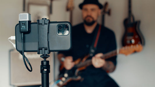 ポケットサイズで簡単にデバイスに取り付けられるアナログ接続マイクロフォン「iRig Mic Cast 2」